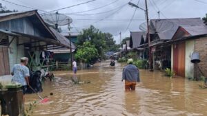 Banjir longsor Sumatra Utara alat berat membersihkan lumpur di desa
