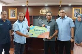 Andre Rosiade Bantu Korban menyerahkan bantuan ke Kapolda Sumbar di Mapolda