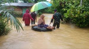 Banjir Aceh PLN petugas menyiapkan genset dan lampu darurat di lokasi banjir