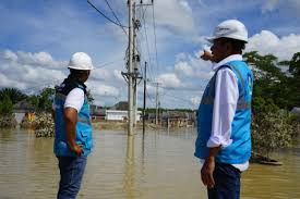 Banjir Aceh PLN tim PLN berdiskusi saat penyaluran bantuan penerangan