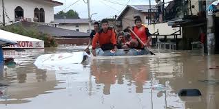 Banjir Medan Parah warga memotret kondisi jalan dan rumah yang terendam banjir hingga atap