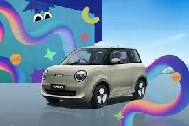 Changan Lumin EV tampak depan mobil listrik mungil dipajang di pameran otomotif
