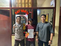 Kasus Pencabulan Dompu ilustrasi polisi memasukkan barang bukti ke kantor untuk proses penyelidikan