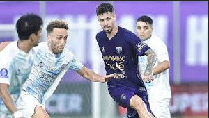 Pemain Persita dan Malut United berebut bola di laga Super League 2025/2026