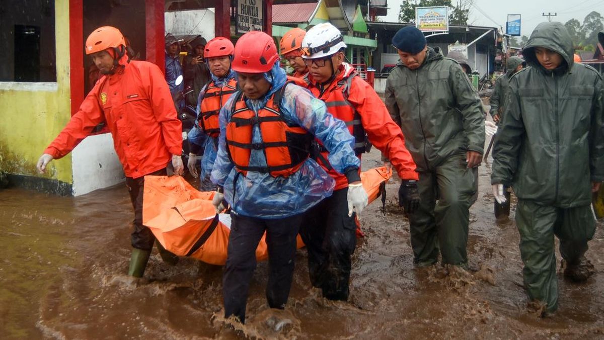Banjir Sumut Aceh Sumbar tim SAR mengevakuasi jenazah korban di antara puing kayu