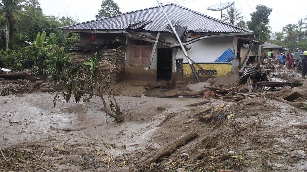Banjir longsor Sumatra Utara alat berat membersihkan lumpur di desa