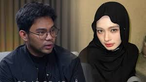 Inara Rusli CCTV duduk menggunakan hijab sambil menatap kamera