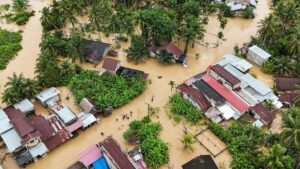 Banjir Sumut Aceh Sumbar tim SAR mengevakuasi jenazah korban di antara puing kayu