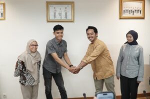 tumbler hilang di KRL pertemuan Anita Alvin dan Argi berjabat tangan