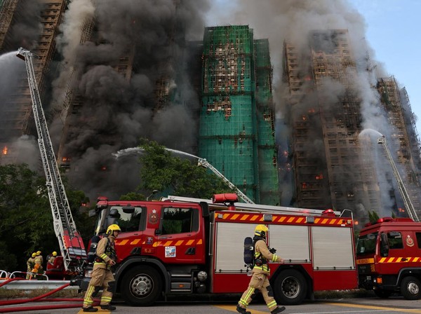 kebakaran Hong Kong gedung apartemen tinggi di Tai Po diselimuti asap tebal