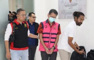 Ilustrasi sidang kasus korupsi alkes Indofarma dengan palu hakim di ruang pengadilan