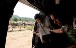 petugas menurunkan bantuan dari helikopter di lokasi listrik bencana Sumut terputus