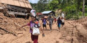 banjir merendam jalan dan mobil di Sumut, sejumlah lokasi di Sumut terisolasi dan BNPB mengungkap kondisi warga