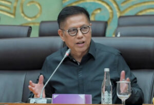 Anggota Komisi V DPR memberi keterangan pers soal tiket pesawat bencana Sumatera di gedung DPR.