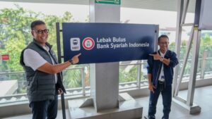 Pejabat Bank Syariah Indonesia meresmikan BSI promo MRT Lebak Bulus di stasiun dengan papan nama Lebak Bulus Bank Syariah Indonesia.