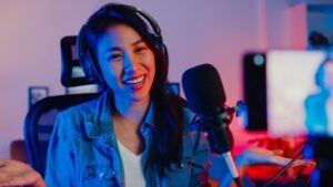 Kreator muda sedang live streaming memanfaatkan internet merata Indonesia untuk berkarya dari rumah