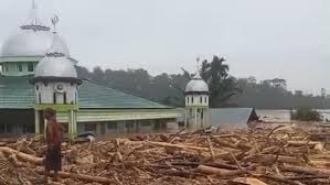 Masjid yang masih berdiri di antara kayu dan lumpur setelah banjir Aceh Tamiang menghancurkan Desa Sekumur