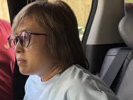 Dewi Astutik narkoba, perempuan berkacamata duduk di dalam mobil usai diamankan polisi dalam kasus peredaran narkotika