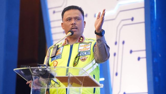 Kakorlantas memberikan sambutan tentang mobilisasi jajaran lalu lintas untuk bantu bencana di wilayah terdampak