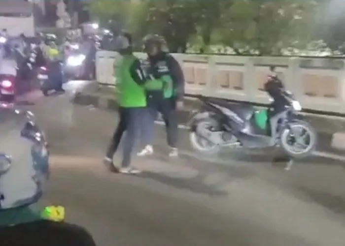driver ojol lawan arah di jalan Jakarta Barat hingga memicu baku hantam dan menyebabkan akunnya dinonaktifkan
