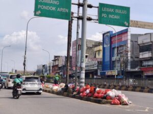 Tumpukan sampah Tangsel memicu keluhan warga dan bau menyengat