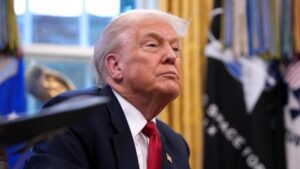 Potret Donald Trump di ruang kerja Gedung Putih saat Trump kritik Eropa menuju arah yang buruk dalam wawancara politik.