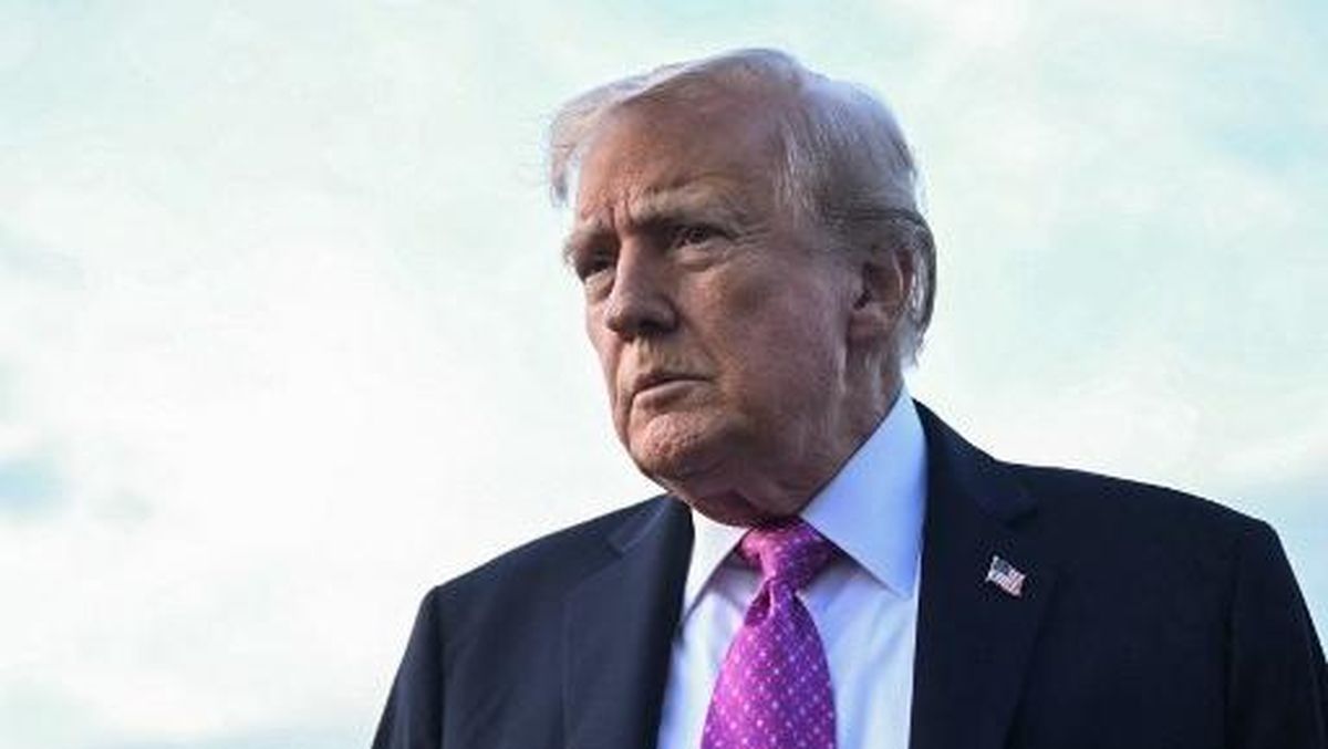 Potret Donald Trump di ruang kerja Gedung Putih saat Trump kritik Eropa menuju arah yang buruk dalam wawancara politik.